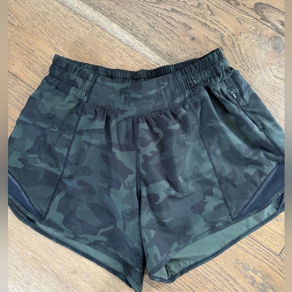 lululemon athletica Pants - Lululemon HOTTY Hot low rise 4” dark green camouflage shorts size 6